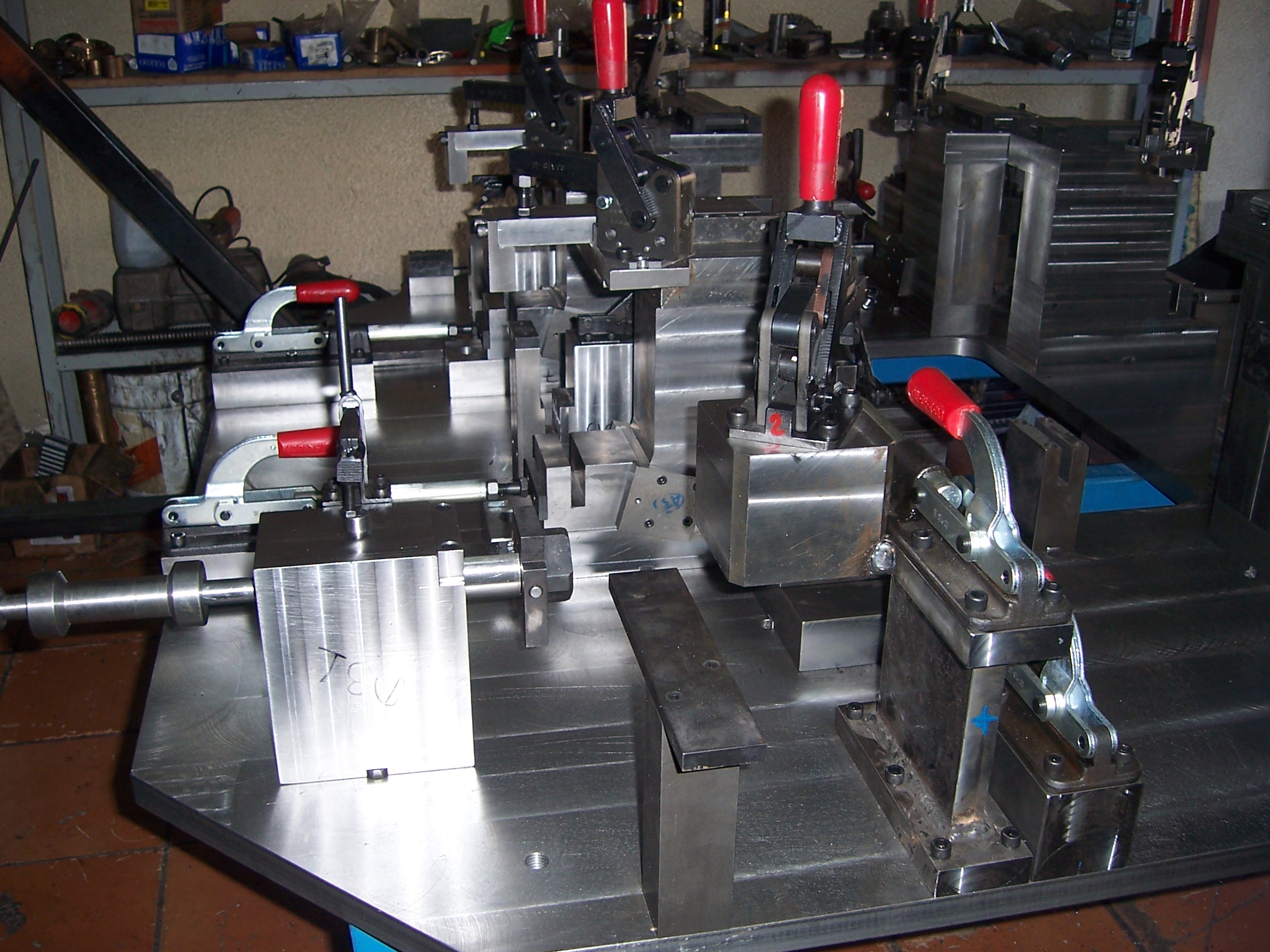 Automatic welding fixture